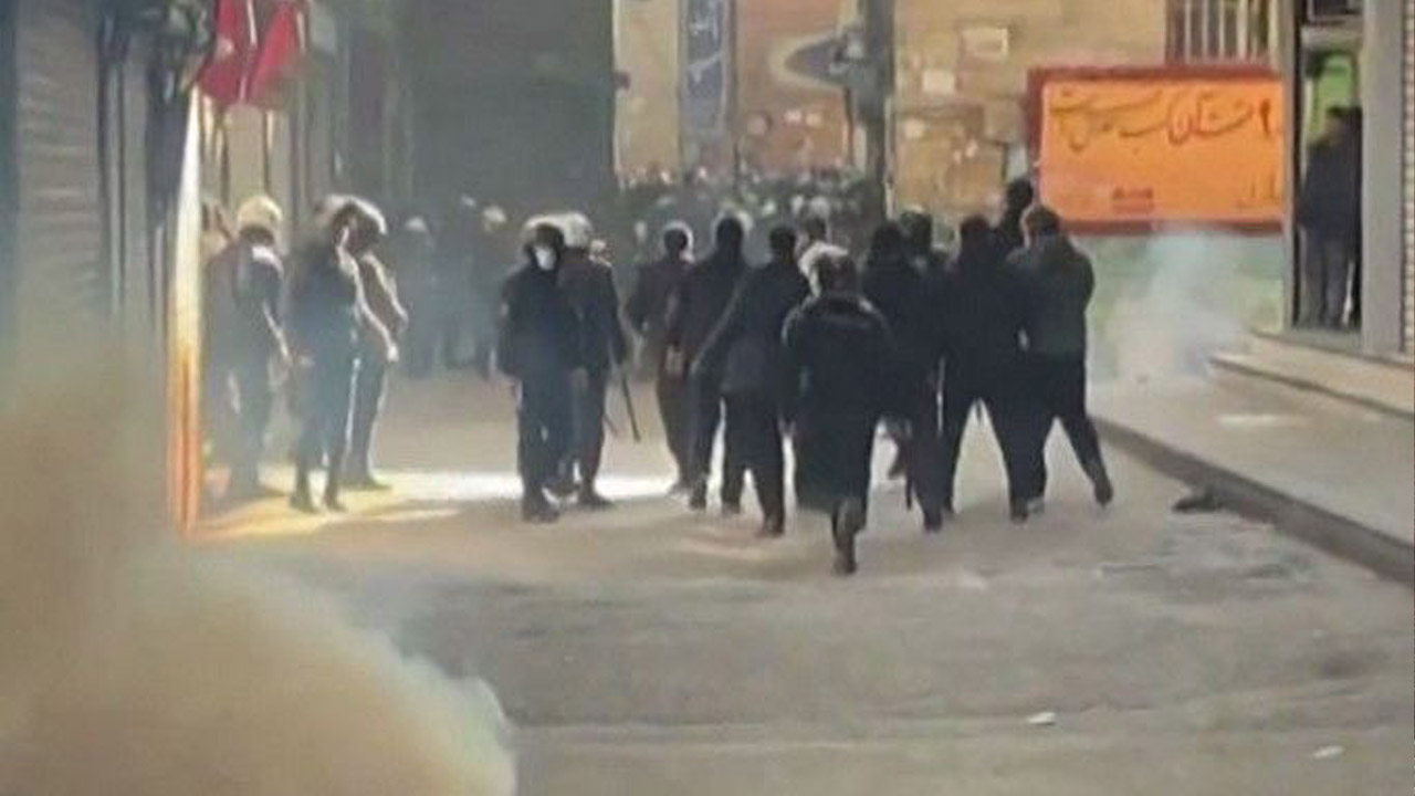 Interview de Hirbod Dehghani-Azar par Arnaud Benedetti : blackout, tribunaux et balles réelles, la mécanique des crimes d’État en Iran